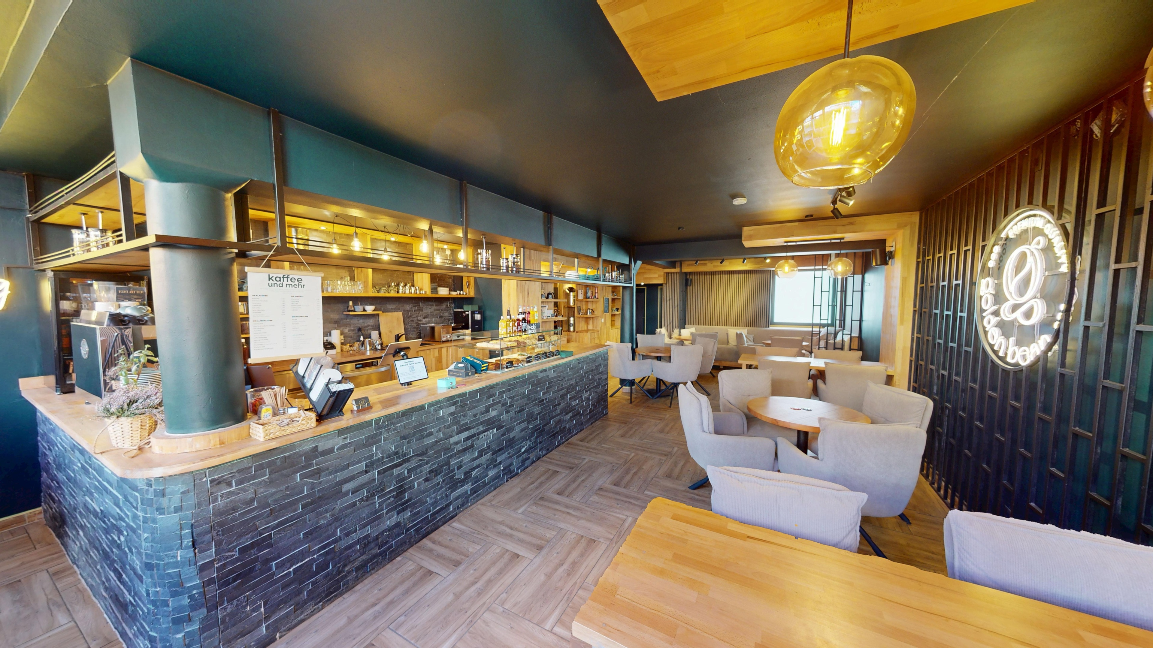 4K-Aufnahme des Golden Bean Cafés in Hamburg-Eimsbüttel mit Barista-Bereich