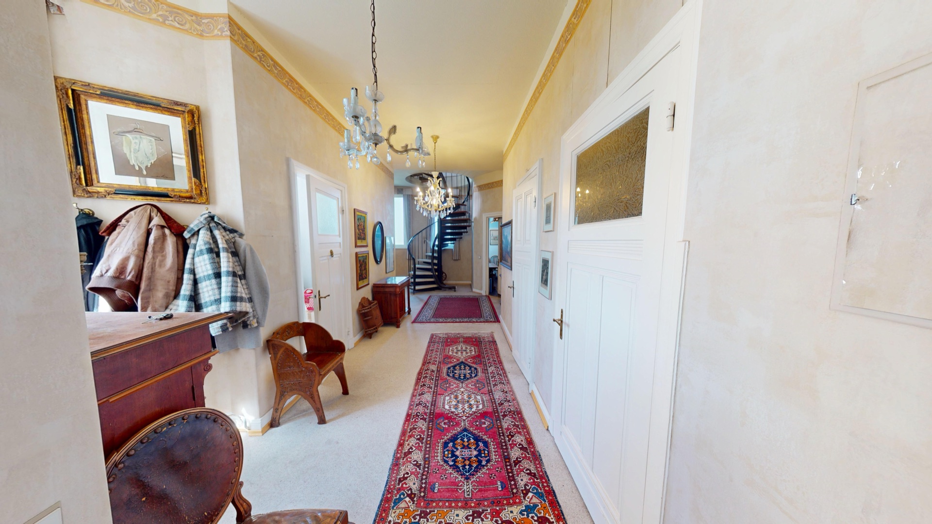Möblierter Altbau-Flur in Hamburg mit Teppich, Garderobe und Antikmöbeln aus einer virtuellen Tour