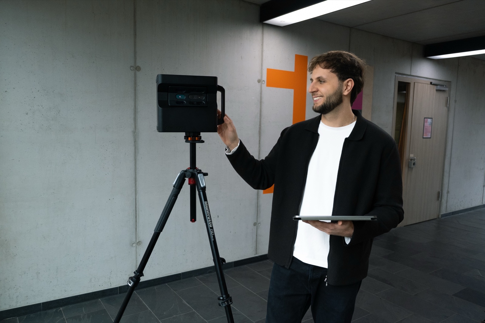 Bei der Aufnahme einer virtuellen Tour mit der Matterport-Pro-Kamera
